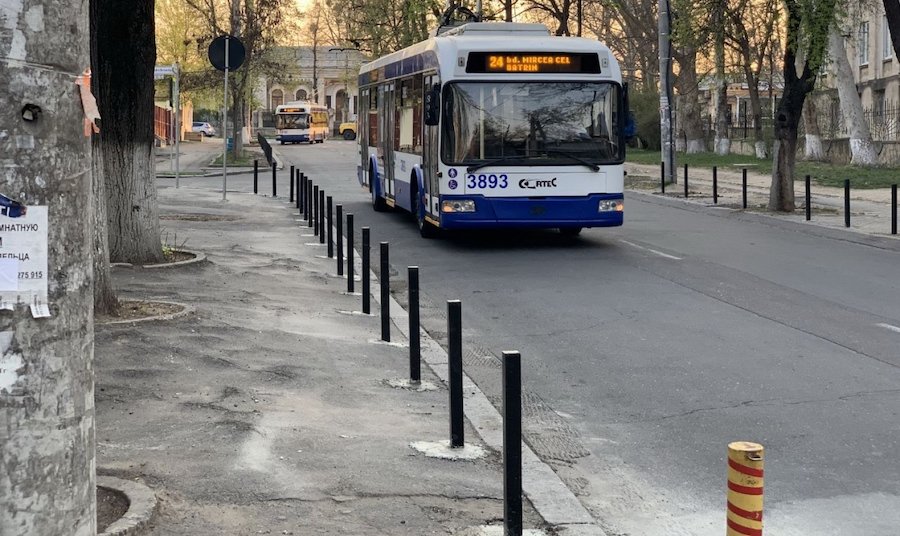 Precizări de la Primărie privind delimitarea trotuarelor și sistematizarea locurilor de parcare pe anumite străzi din Chișinău