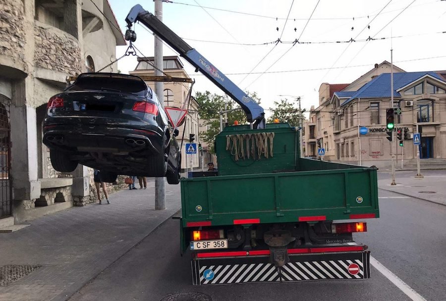 Cea mai scumpă maşină ridicată vreodată pe o platformă în Chişinău! Costă peste 200.000 de euro