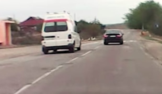 Полиция разыскала водителя, который не пропускал неотложку на трассе Леова-Кишинев