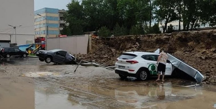 Подпорная стена на стройплощадке на Буюканах рухнула на автомобили