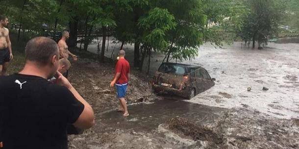 В Новоаненском районе автомобиль засосало в водоотводный канал