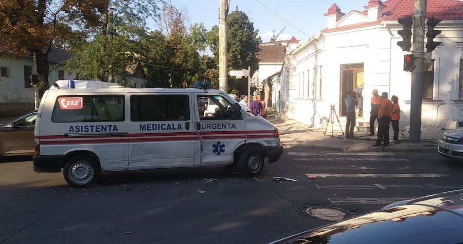 В центре столицы машина скорой помощи столкнулась с автобусом