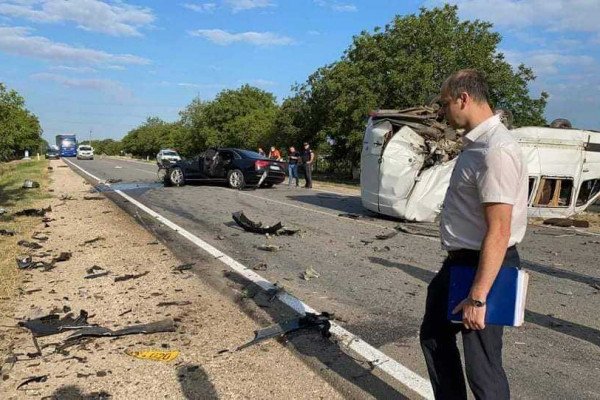 Un microbuz de rută s-a răsturnat în urma unui accident grav la Ștefan Vodă: 11 răniți au fost spitalizați de urgență