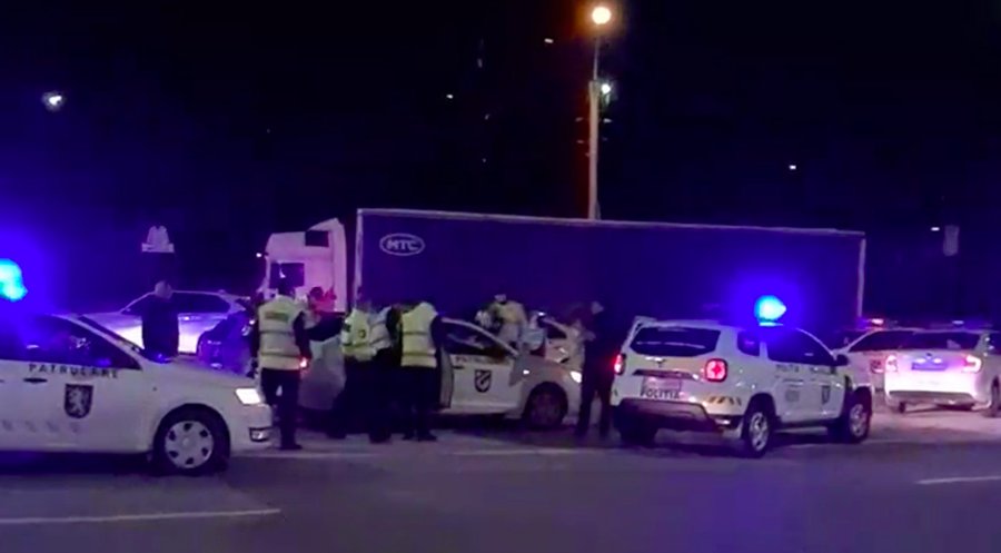 Circa 10 echipaje de poliţie au reţinut un Audi şi ocupanţii săi în Chişinău!
