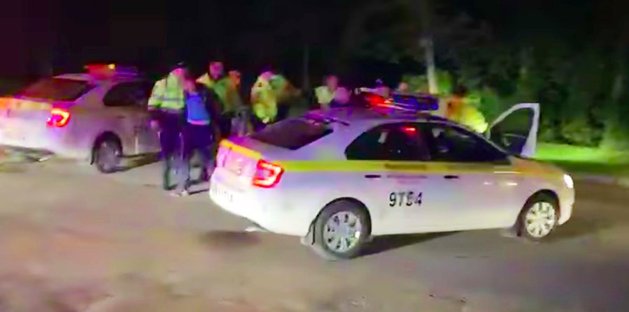 O nouă urmărire şi reţinere nocturnă în Chişinău: 8 echipaje de poliţie au înconjurat o Dacia Logan!