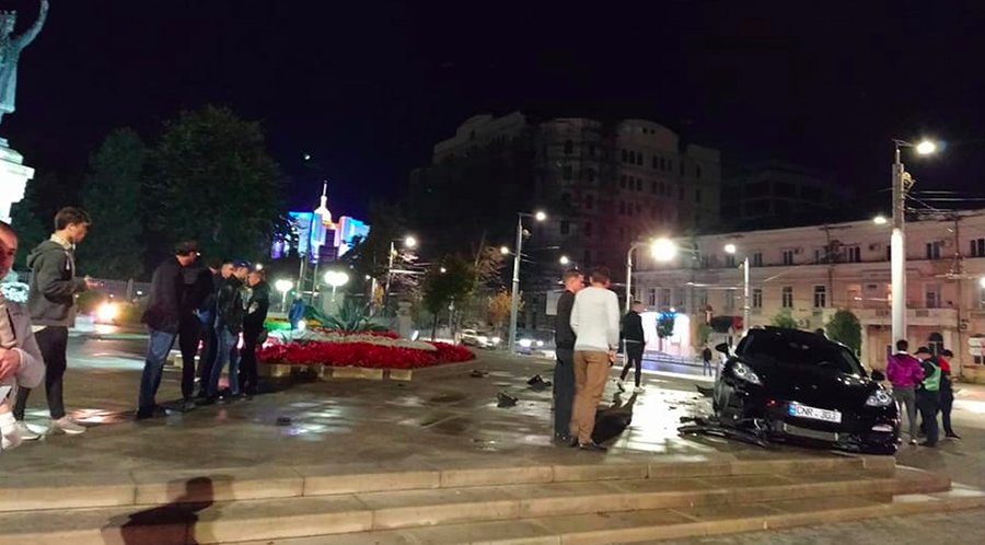 Accident nocturn în Chişinău: un Porsche a ajuns lângă statuia lui Ştefan cel Mare!