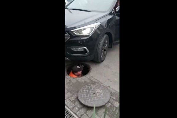 Șoferița unui Hyundai la un pas de strivi un muncitor ce se afla în gura de canalizare