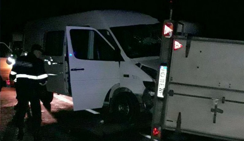 В Рышканском районе микроавтобус с пассажирами врезался в перевернувшийся прицеп