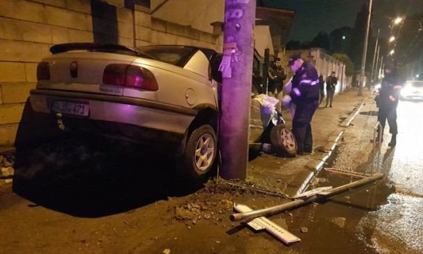 «Парковщик 80-го уровня» - в Кишиневе Opel застрял между забором и столбом