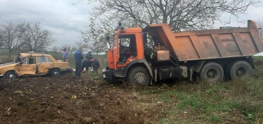 Accident grav la Rezina: un KAMAZ s-a angajat într-o depăşire neregulamentară şi a spulberat o Lada