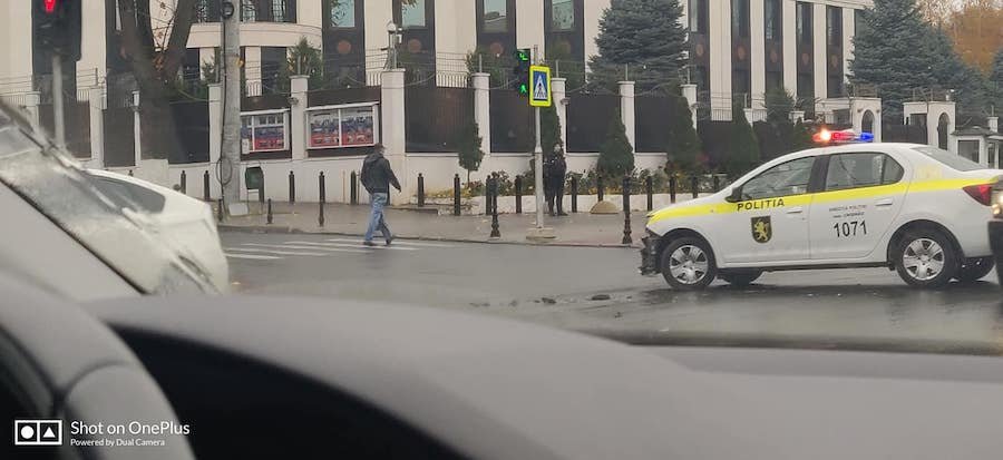 Accident lângă Ambasada Federaţiei Ruse la Chişinău, cu implicarea unei maşini de poliţie. Momentul impactului