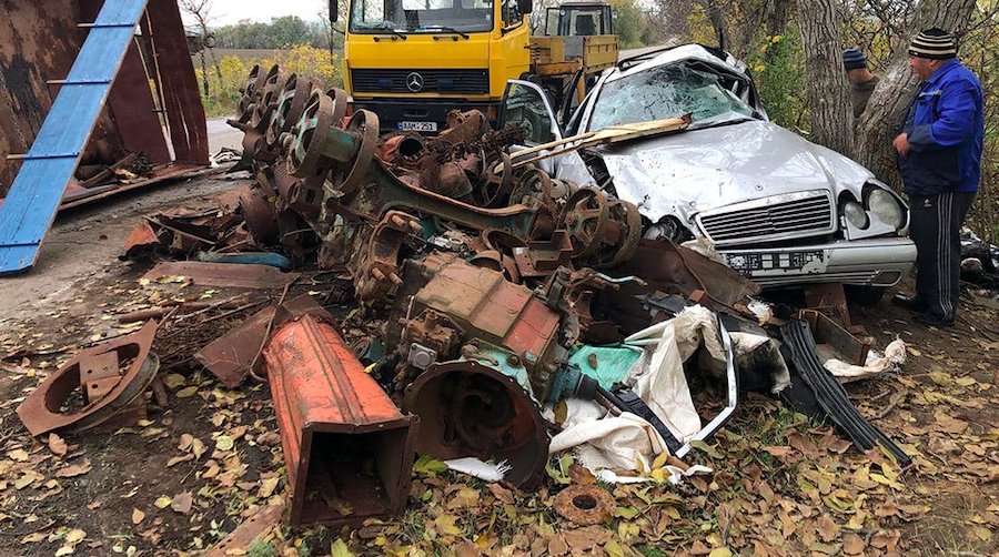 Un Mercedes cu şofer iresponsabil, o remorcă de tractor plină de fiare vechi şi nici un airbag declanşat, într-un accident la Anenii-Noi