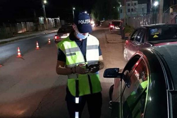 Un polițist presupus băut la volan, a provocat un accident în Chișinău, după care a lăsat legitimația și a fugit de la fața locului