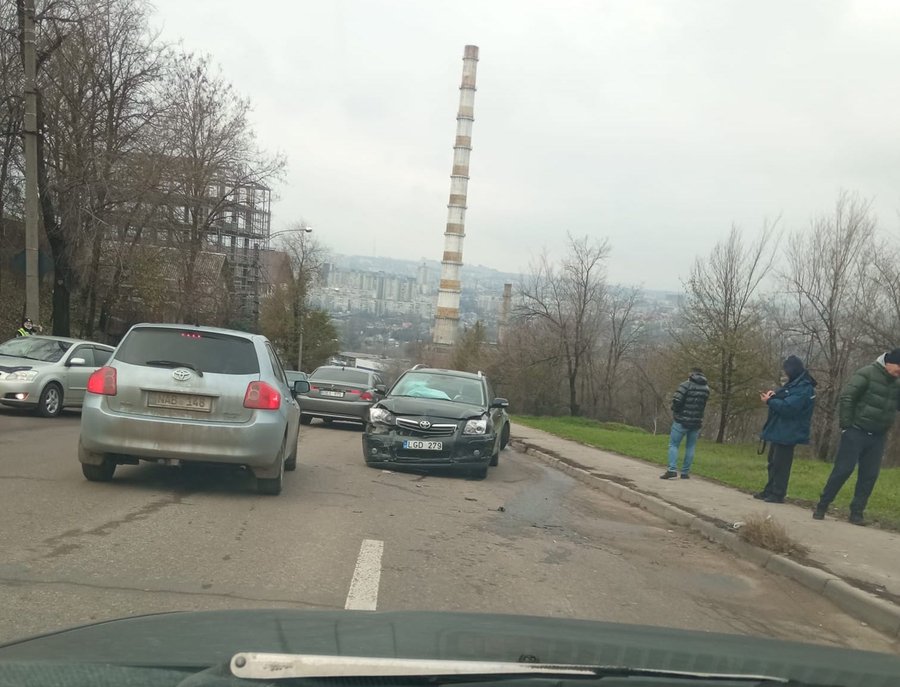 Ghinion pentru trei șoferi: Și-au avariat mașinile, în urma unui accident pe strada Vadul lui Vodă