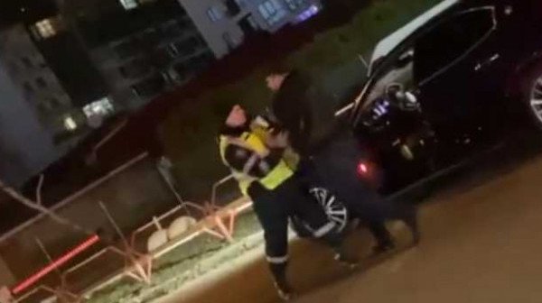 Bătaie în Chișinău: Șoferul unui Maserati s-a năpustit asupra unui polițist