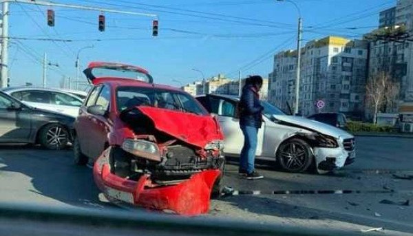 Accident la intersecția str. Ismail cu bd. Ștefan cel Mare: s-au ciocnit un Chevrolet și un Mercedes
