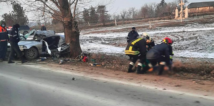 Accident grav pe un traseu de lângă Copăceni: un BMW Seria 3 distrus, iar şoferiţa decedată pe loc