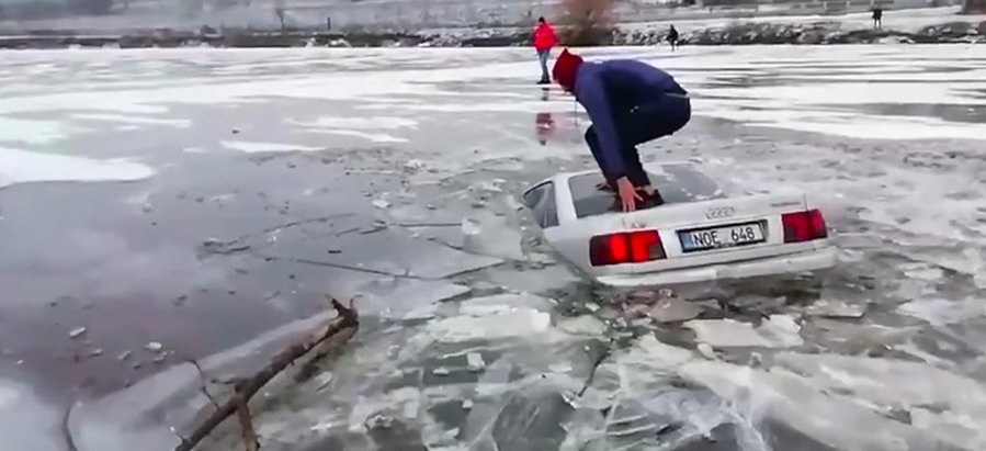 Un moldovean s-a aventurat pe un lac îngheţat cu un Audi A6, iar gheaţa n-a rezistat