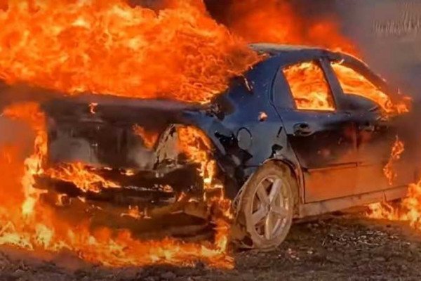 Hype moldovenesc! Un vlogger a incendiat un Saab cu volanul pe dreapta, pentru a deveni popular pe internet