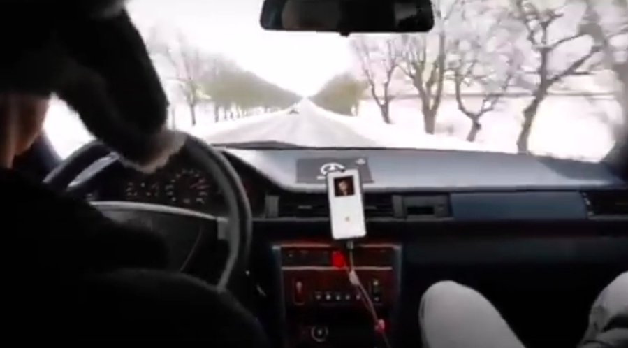 Teribiliştii în TikTok: cu peste 190 km/h cu Mercedes vechi în condiţii de iarnă prin Moldova