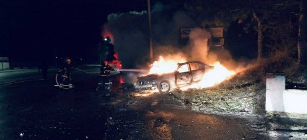 BMW въехал в столб и загорелся - один человек умер