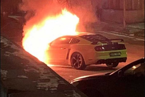 Un Ford Mustang a ars în parcarea de lângă Mojito, centrul Capitalei!