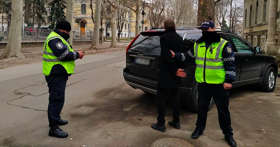 Caz bizar în Chişinău: poliţiştii de patrulare au arestat un pieton care mergea pe carosabil, după ce i-a ameninţat