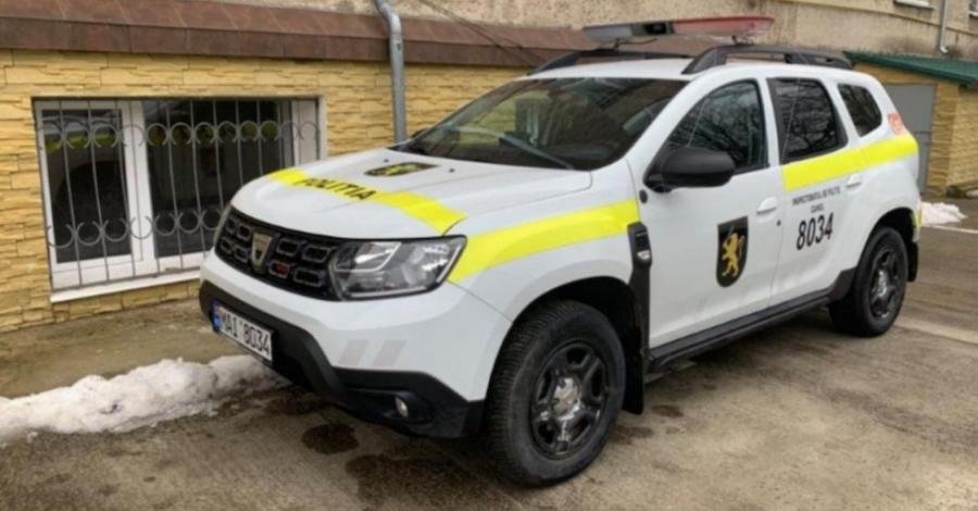 CNA a arestat patru ofițeri de patrulare care cereau mită de la șoferi în lei, euro sau benzină