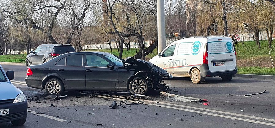 Accident între un BMW şi un Mercedes pe strada Albişoara din Chişinău