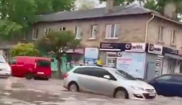 Из-за проливных дождей улицы превратились в реки: в Бельцах машины практически плывут по дороге