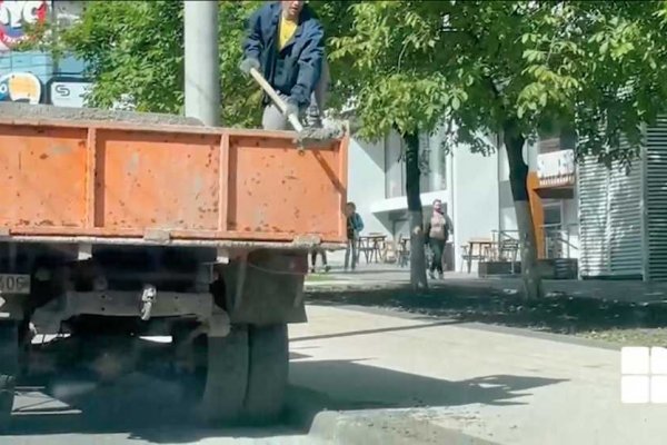 În capitala europeană lui Ceban, carosabilul se plombează cu beton aruncat cu lopata!