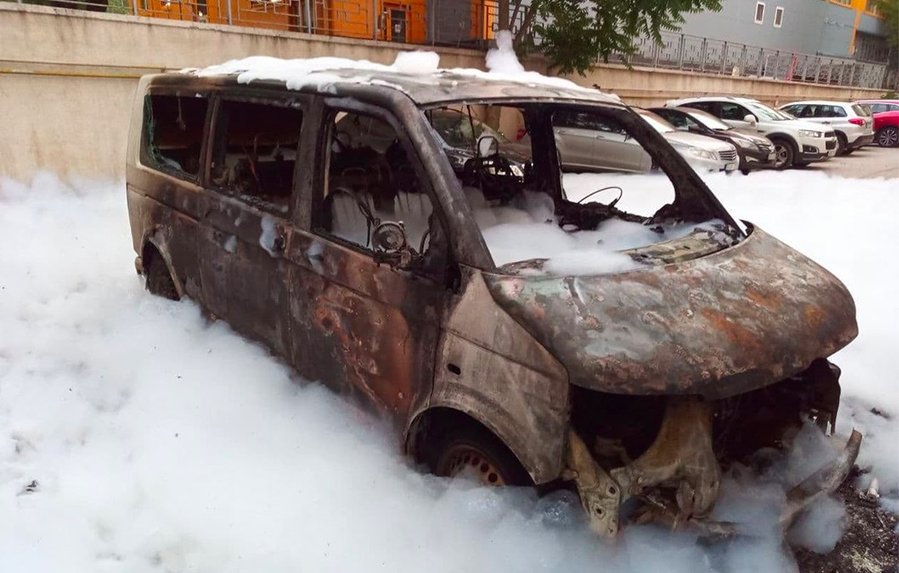 Patru automobile au avut de suferit azi dimineaţă într-un incendiu din curtea unui bloc din Chişinău