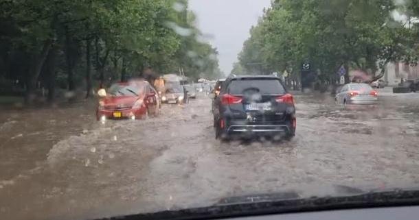 В Кишиневе из-за дождя улицы и дороги превратились в реки