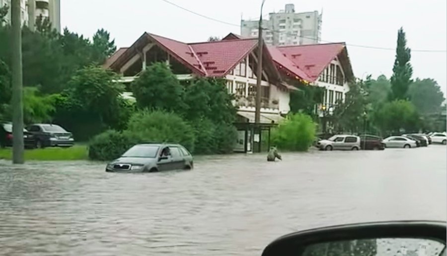 Deşi a fost reparată capital cu peste 100 milioane de lei, strada Albişoara din Chişinău e din nou inundată