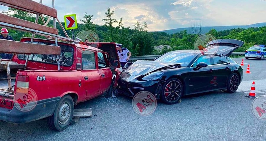 Accident între o Dacia veche şi un Porsche Panamera nou în România, după ce Dacia a rămas fără frâne