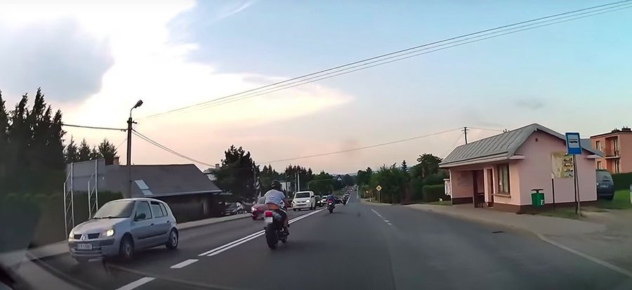 Momentul în care un motociclist nimereşte într-un accident în Polonia, iar doi camarazi de-ai săi îl părăsesc şi fug