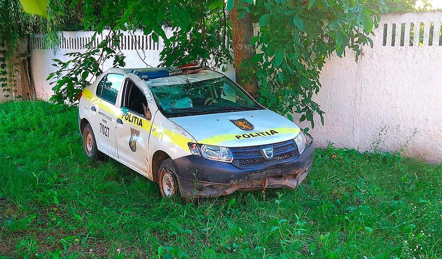 O Dacia Logan a poliţiei din Hânceşti, furată şi accidentată de un bănuit pe care-l aduseseră la secţie