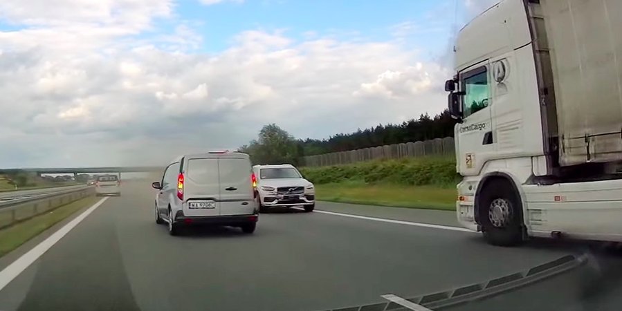 Un polonez a vrut să se strecoare printre aglomeraţia provocată de camioane pe autostradă şi a provocat un accident