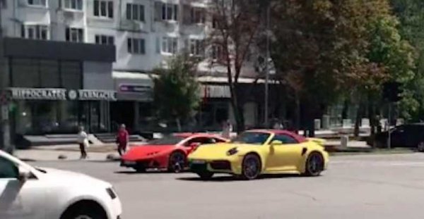 Curse ilegale pe străzile din Chișinău: Lamborghini versus Porsche!