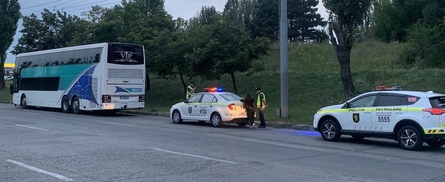 Incredibil! Într-un autocar pornit din Chişinău spre Varna au fost găsiţi beţi ambii şoferi