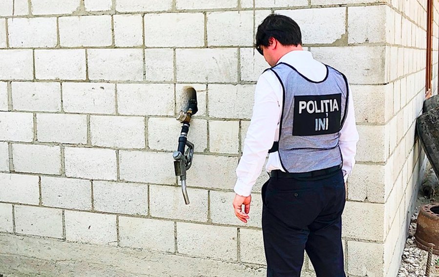 Pompa de combustibil din perete: poliţia din Moldova a descoperit o staţie peco clandestină, unde puteai alimenta doar prin recomandare