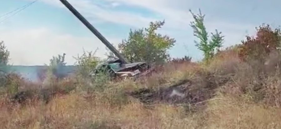 Accident grav pe traseul Peresecina-Romăneşti: un Mercedes a ajuns departe pe acostament şi a doborât un stâlp
