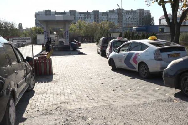 Șoferii din Bălți au format cozi la benzinării! Așteaptă câte 3 ore pentru a alimenta cu gaz