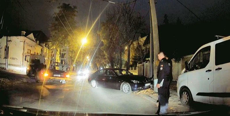 Un BMW, accidentat într-un stâlp azi noapte în Chişinău, a fost avariat şi mai mult de evacuatorul care a venit după el