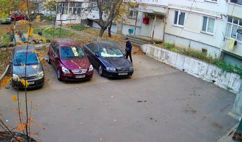 Aşa se inspectează maşinile în Chişinău înainte de a fi sparte pentru furturi, pe exemplul unei curţi din sectorul Ciocana