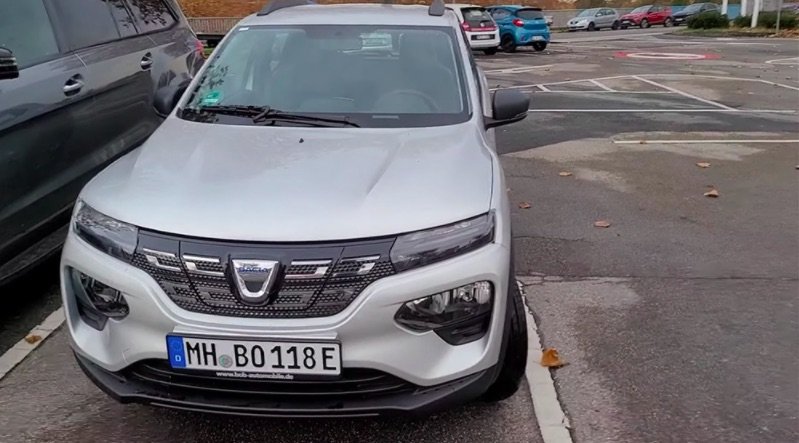Un moldovean stabilit în Germania conduce pentru prima dată Dacia Spring electrică şi-şi relatează impresiile