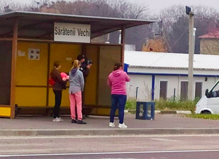 Poliţist din Moldova, surprins cu radarul în staţia de autobuz