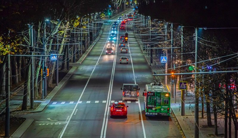 Cum arată strada Ion Creangă din Chişinău cu bandă dedicată transportului public şi cum se circulă pe ea