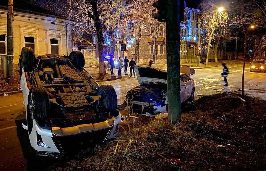Un greu Lexus LX a fost răsturnat pe acoperiş într-o intersecție din Chişinău