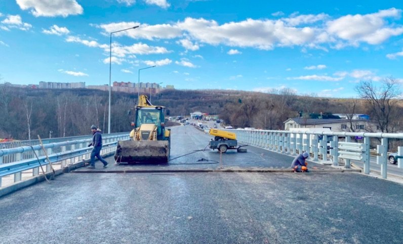 Autorităţile promit că podul peste râul Bâc de pe şoseaua Balcani va fi gata în această lună